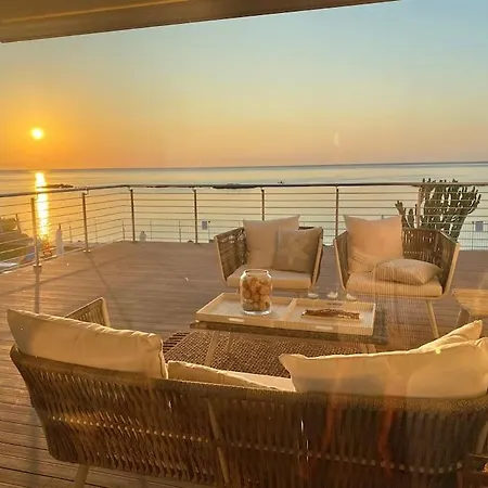Villa Seafront Splendor *