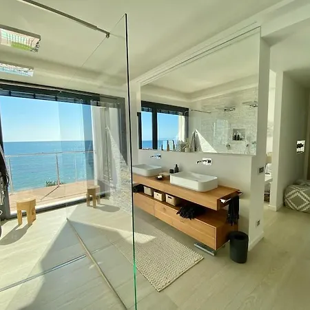 Villa Seafront Splendor *
