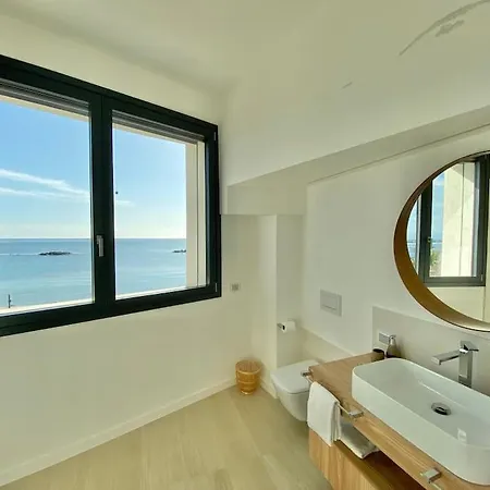 Villa Seafront Splendor *